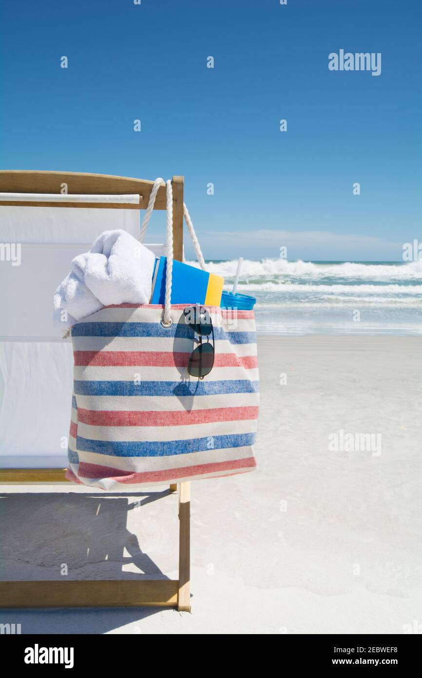 Tasche auf Strandstuhl Stockfoto