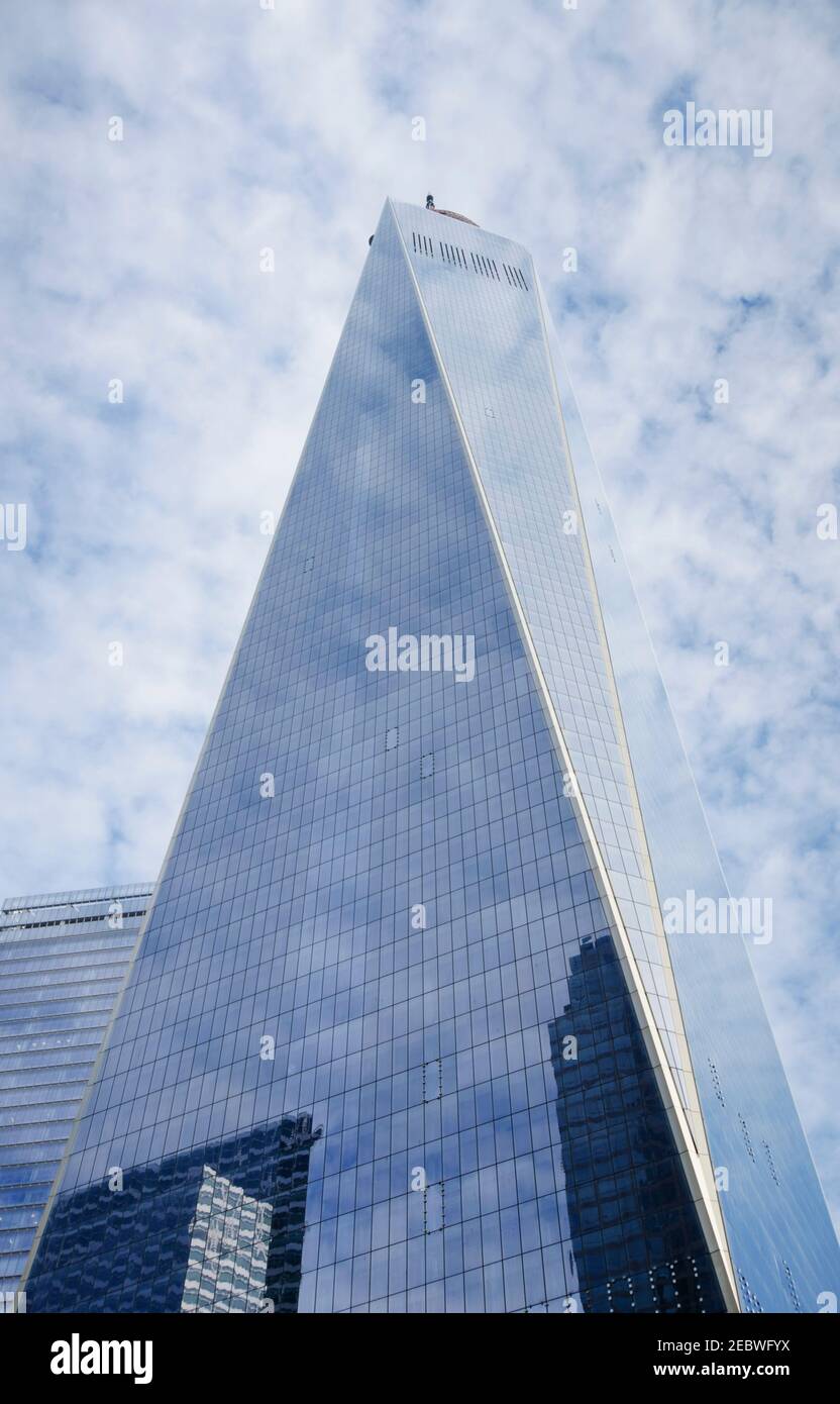 USA, New York, New York City, Lower Manhattan, Himmel spiegelt sich im One World Trade Center Stockfoto