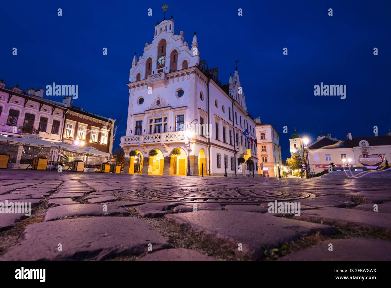 Hauptplatz von Rzeszow in der Morgendämmerung. Rzeszow, Subcarpathia, Polen. Stockfoto