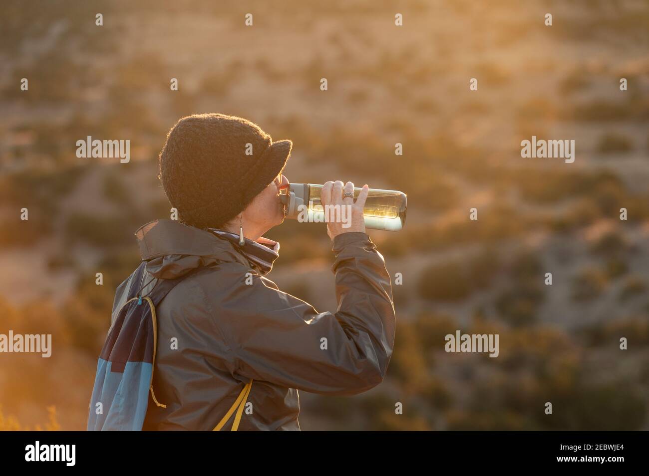 REIFE FRAU WANDERER, DIE WASTER PAUSE, GALISTEO BASIN PRESERVE, LAMY, NM, USA Stockfoto