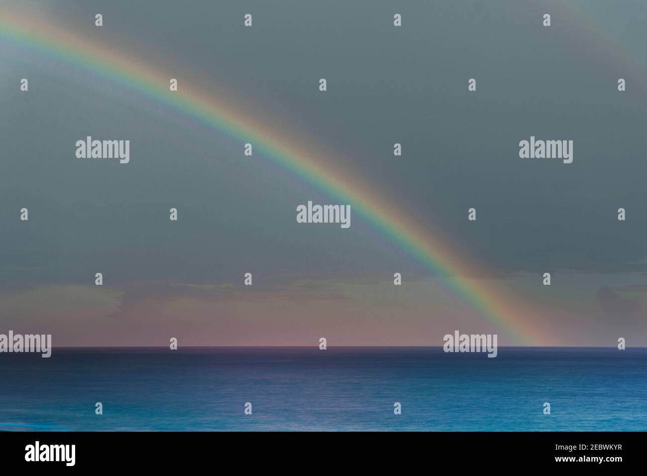 Regenbogen über dem Atlantischen Ozean Stockfoto