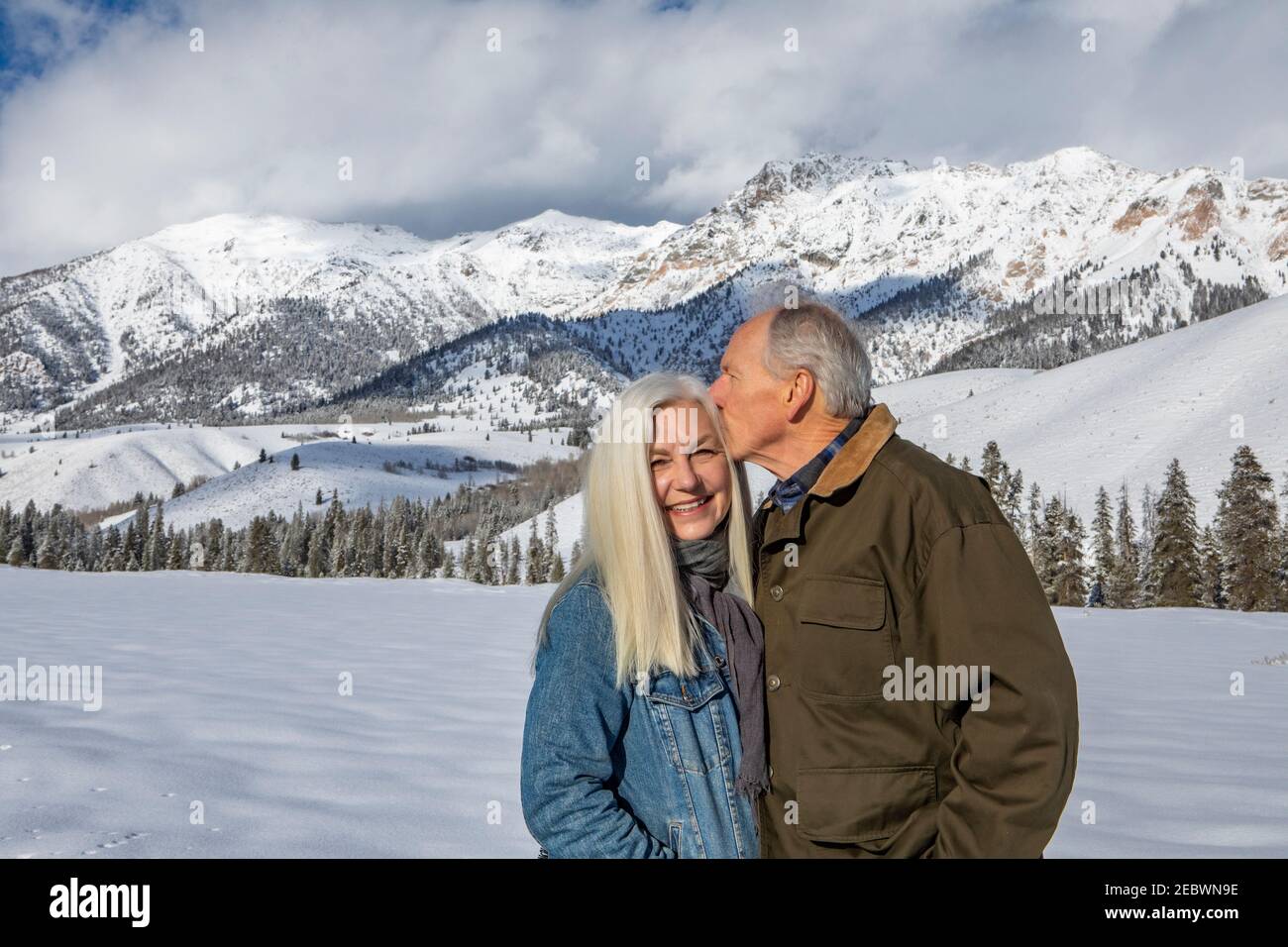 USA, Idaho, Sun Valley, Winterportrait eines älteren Ehepaares vor den Boulder Mountains Stockfoto
