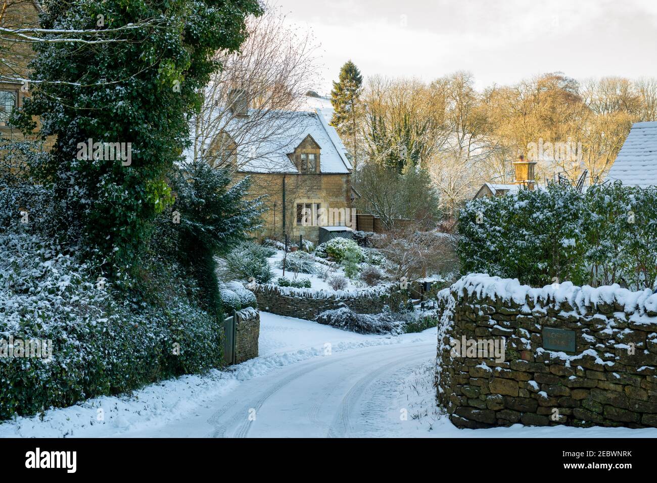 Cotswold Steinhaus im Schnee im Januar. Snowshill, Cotswolds, Gloucestershire, England Stockfoto