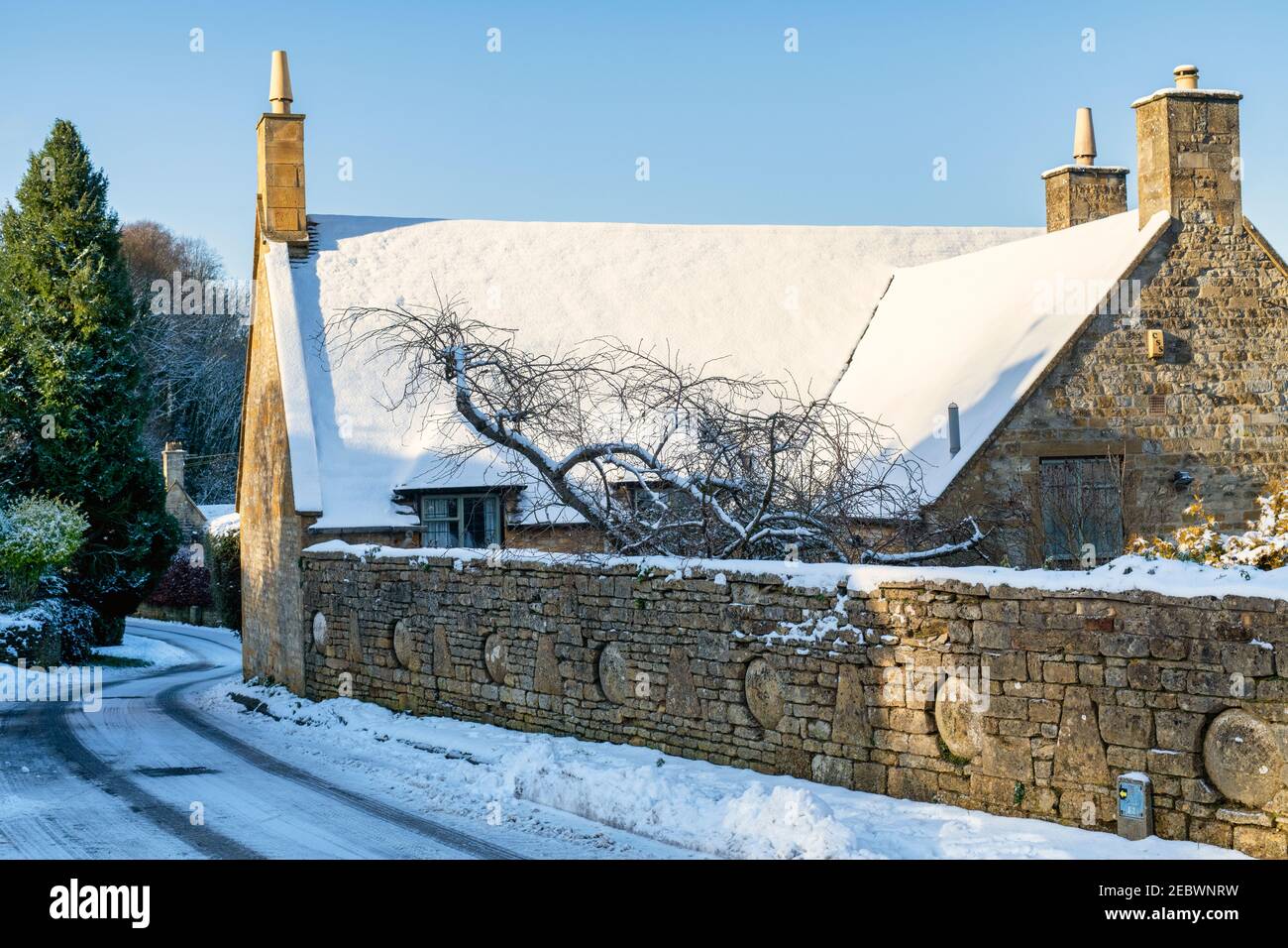 Cotswold Steinhaus im Schnee im Januar. Snowshill, Cotswolds, Gloucestershire, England Stockfoto