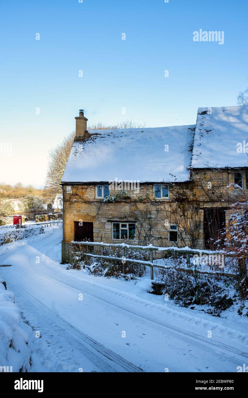 Cotswold Steinhütten im Schnee im Januar. Snowshill, Cotswolds, Gloucestershire, England Stockfoto