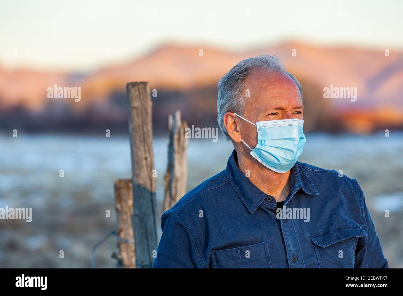 USA, Idaho, Bellevue, Außenportrait eines älteren Mannes mit COVID-Schutzmaske Stockfoto