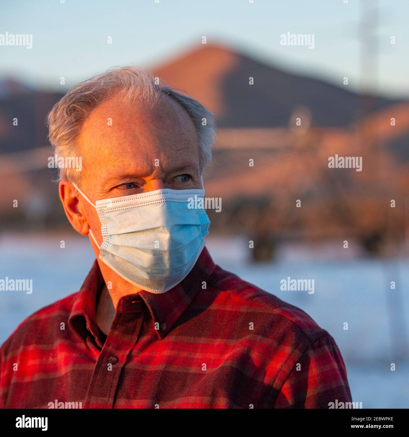 USA, Idaho, Bellevue, Außenportrait eines älteren Mannes mit COVID-Schutzmaske Stockfoto