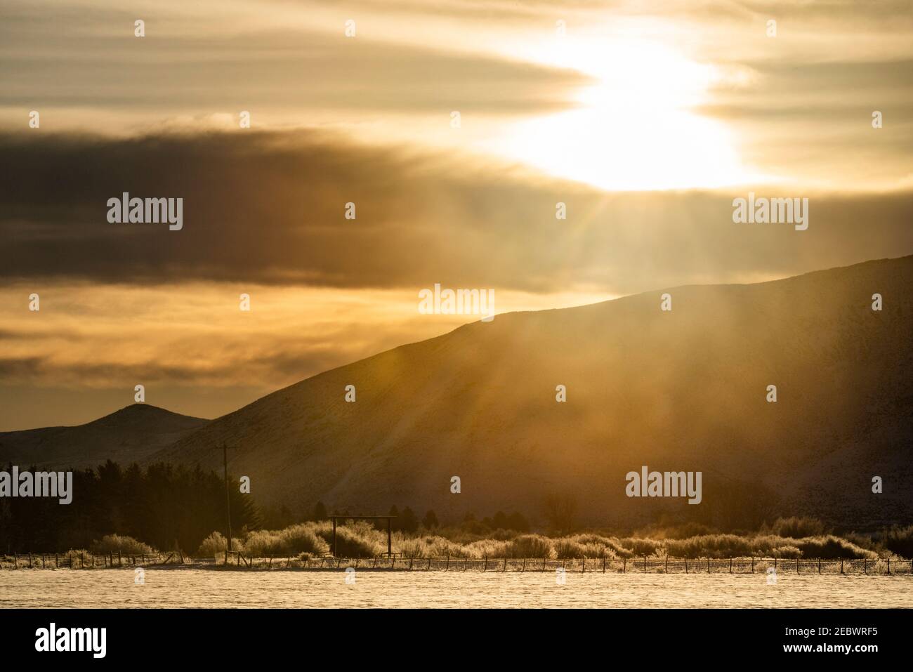 USA, Idaho, Bellevue, Sonnenuntergang über verschneiten Feldern und Bergen Stockfoto