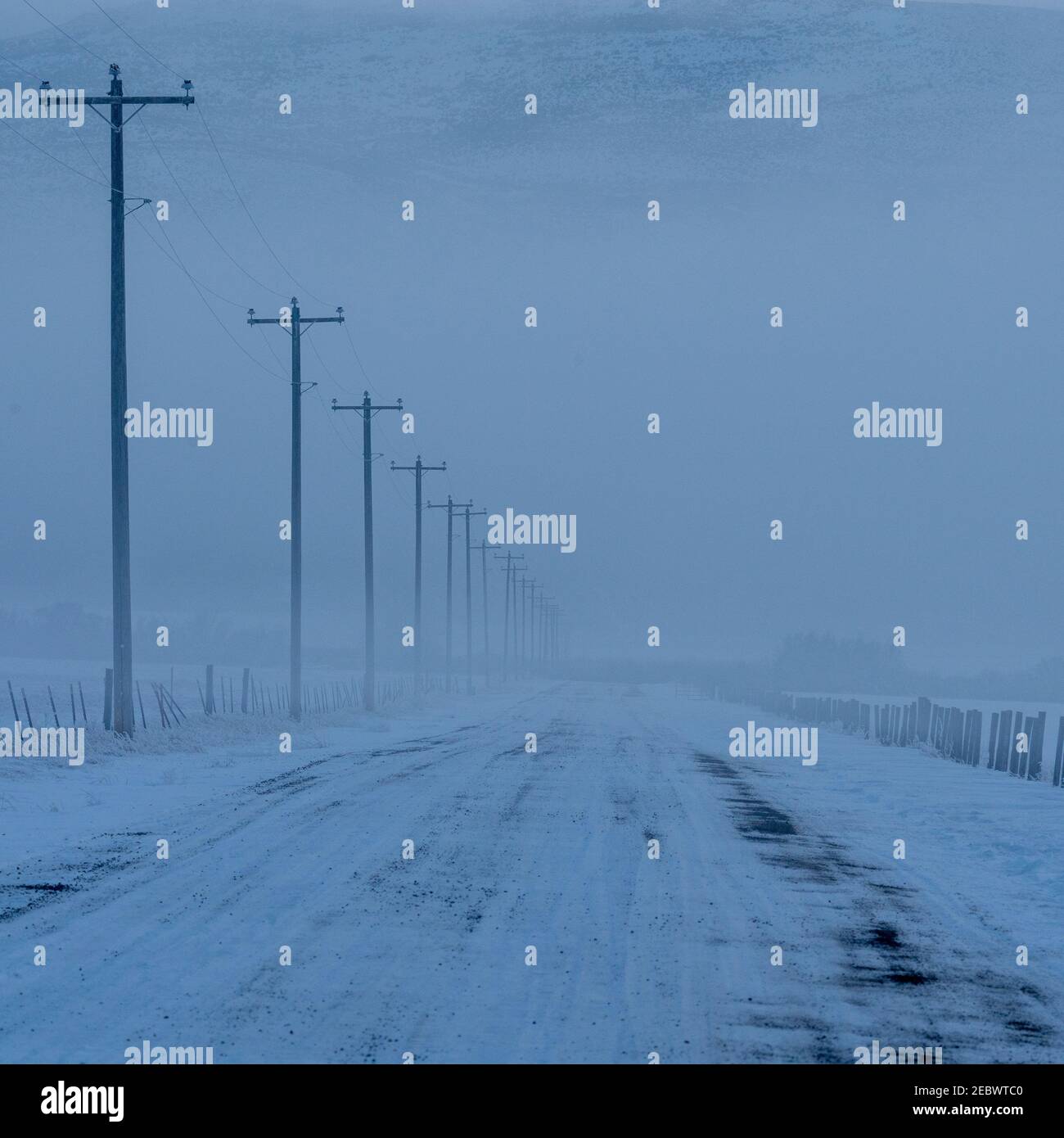 USA, Idaho, Bellevue, leere gefrorene Landstraße im Winter Stockfoto