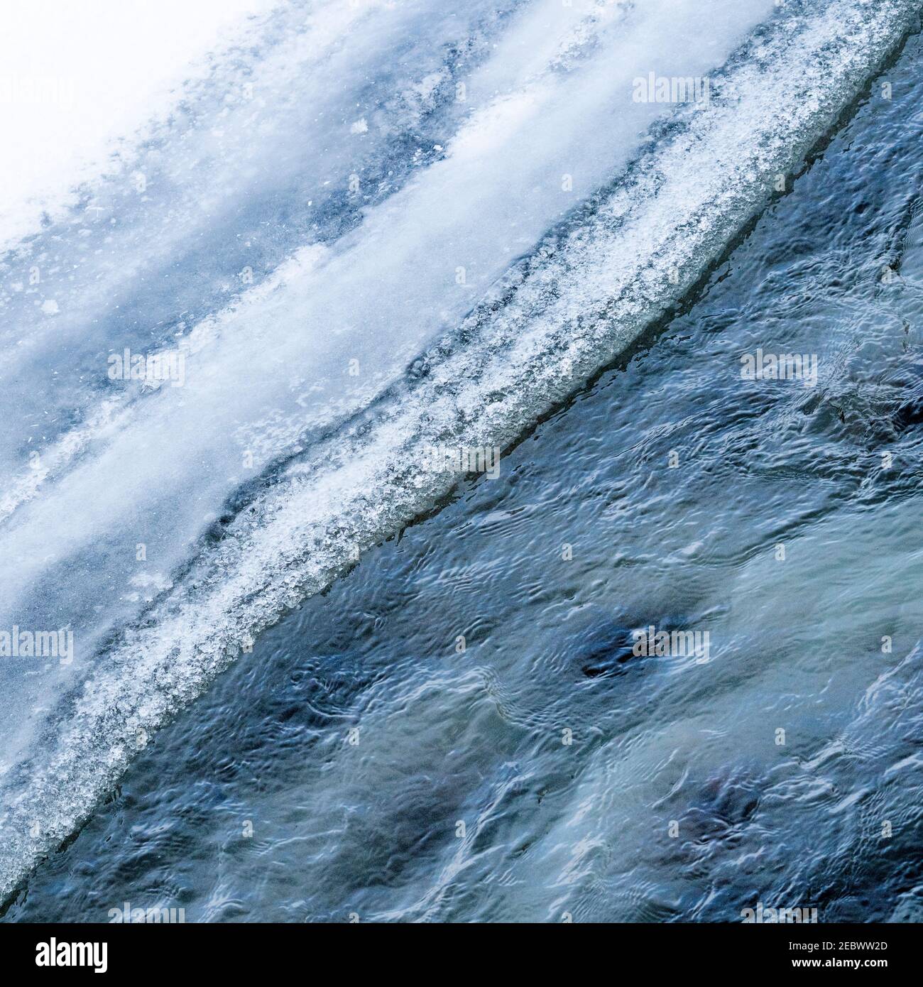 Eisrand entlang des Flusses im Winter Stockfoto