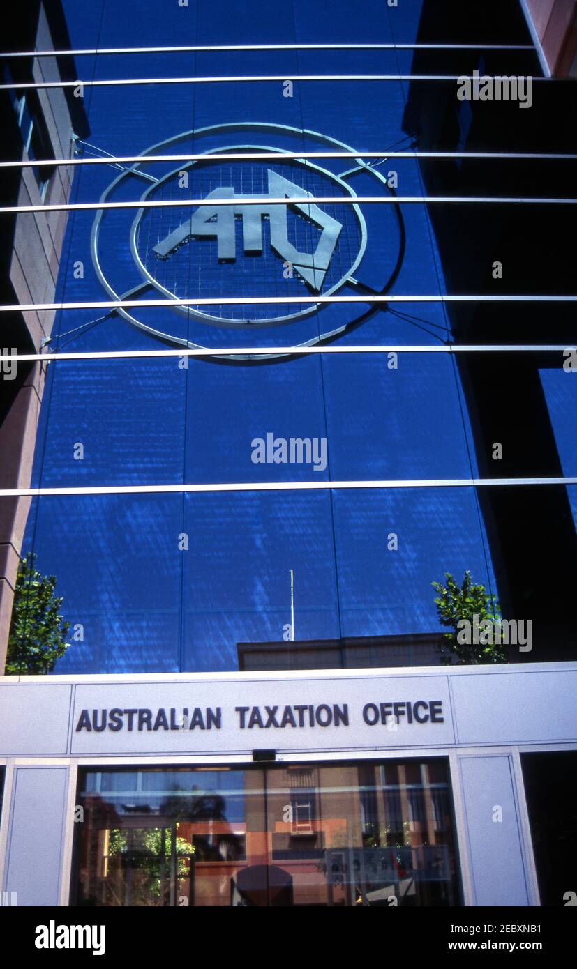 VORDERE GLASFASSADE DER AUSTRALISCHEN STEUERBEHÖRDE, FRANKLIN STREET, ADELAIDE CBD, SOUTH AUSTRALIA. Stockfoto