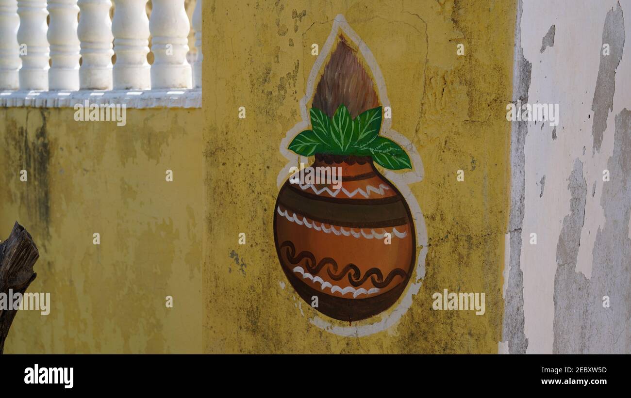 Traditionelle Kunst von Kalash und Kokos auf der Hauswand gedruckt. Verheißungsvolle Zeichenkunst außerhalb der Hauswand in der hinduistischen Kultur. Stockfoto