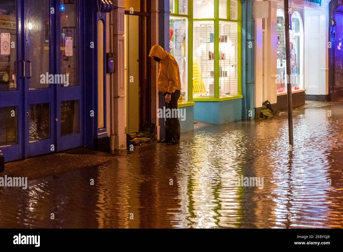 Bantry, West Cork, Irland. Februar 2021, 13th. Der Stadtplatz von Bantry überflutete heute Morgen wieder, wegen der hohen astronomischen Frühlingsgezeiten. Drei Einheiten der Bantry Fire Brigade unterstützten die Mitarbeiter des County Cork bei der Abpumpen des Hochwassers von Grundstücken, obwohl eine kleine Anzahl von Gebäuden von Hochwasser betroffen war. Quelle: AG News/Alamy Live News Stockfoto