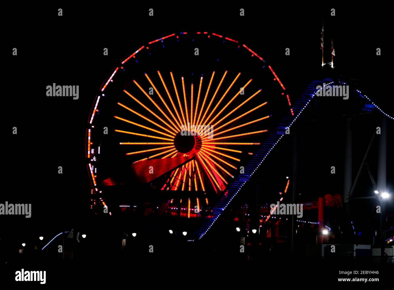 Los Angeles, Kalifornien, USA. Februar 2021, 12th. Ein Muster mit einem Herzen wird am solarbetriebenen Riesenrad im Pacific Park am Santa Monica Pier am Freitag, 12. Februar 2021 in Santa Monica, Kalifornien, gezeigt. Das Riesenrad wird in roten, rosa und weißen Farben und Mustern mit Herzen und Emojis beleuchtet werden, um Valentinstag am Samstag und Sonntag zu markieren. Kredit: Ringo Chiu/ZUMA Wire/Alamy Live Nachrichten Stockfoto