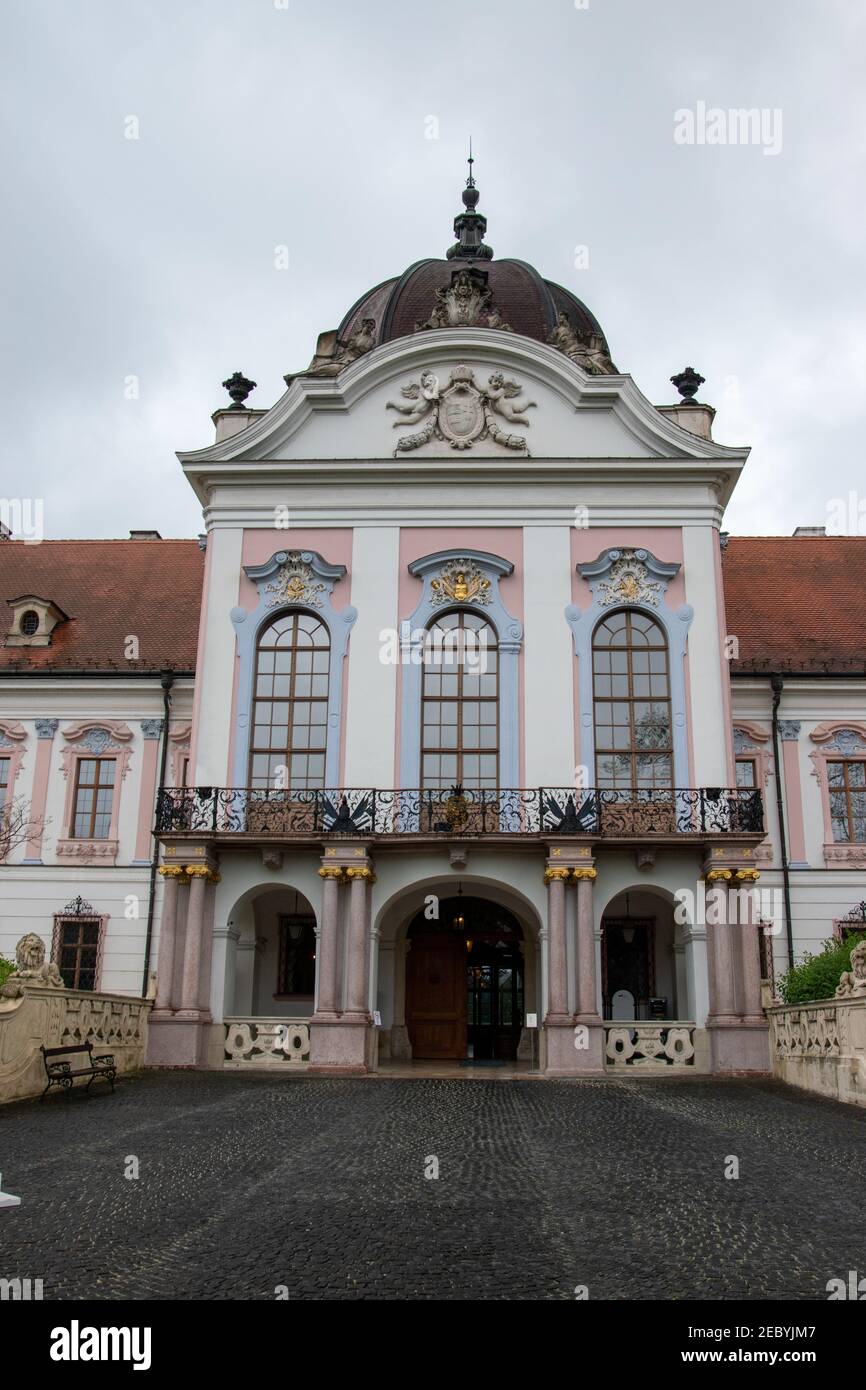 Haupteingang des Königspalastes von Gödöllő (Godollo) oder Schloss Grassalkovich, Kreis Pest, Ungarn. Der Bau begann 1733. Stockfoto