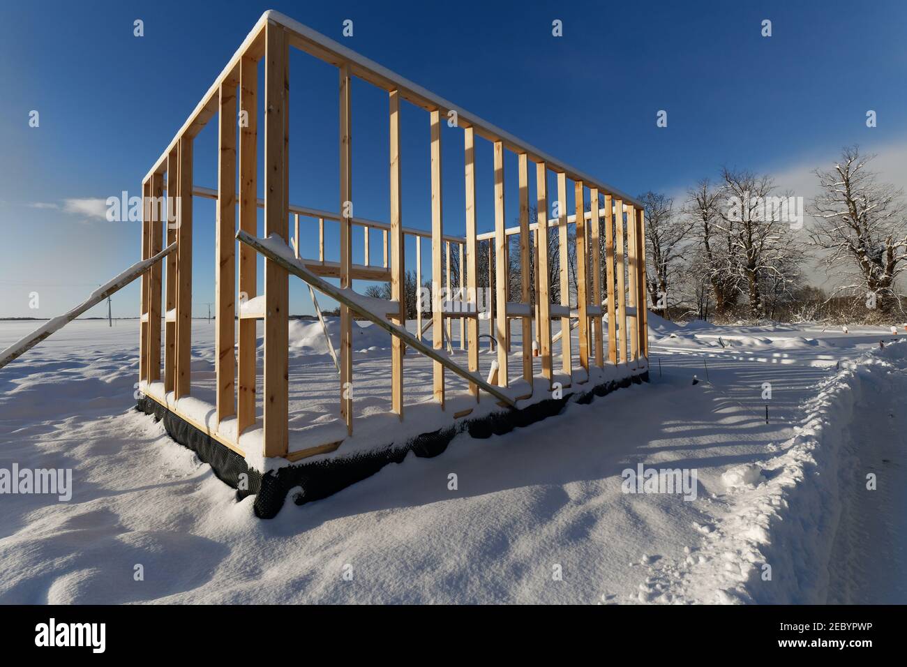 Neue Wohnbau von Holzrahmen Haus kalten Winterwetter Stockfoto