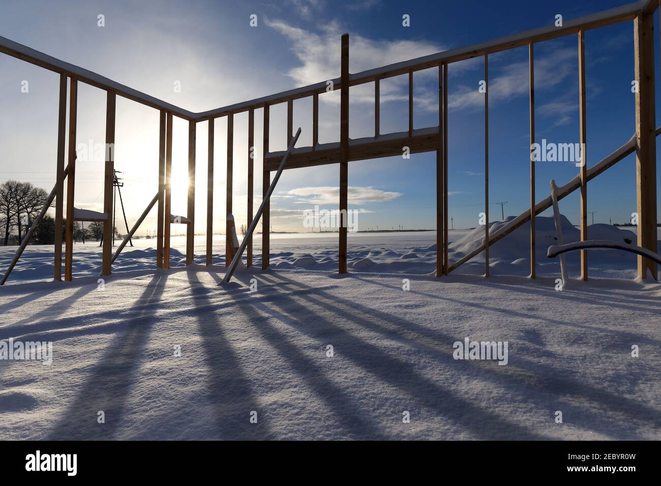 Neue Wohnbau von Holzrahmen Haus kalten Winterwetter Stockfoto