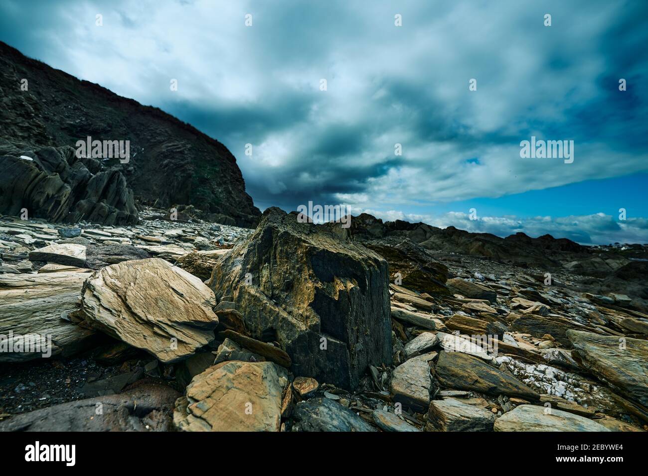 Dramatische Felsen am Strand an einem bewölkten Tag Stockfoto