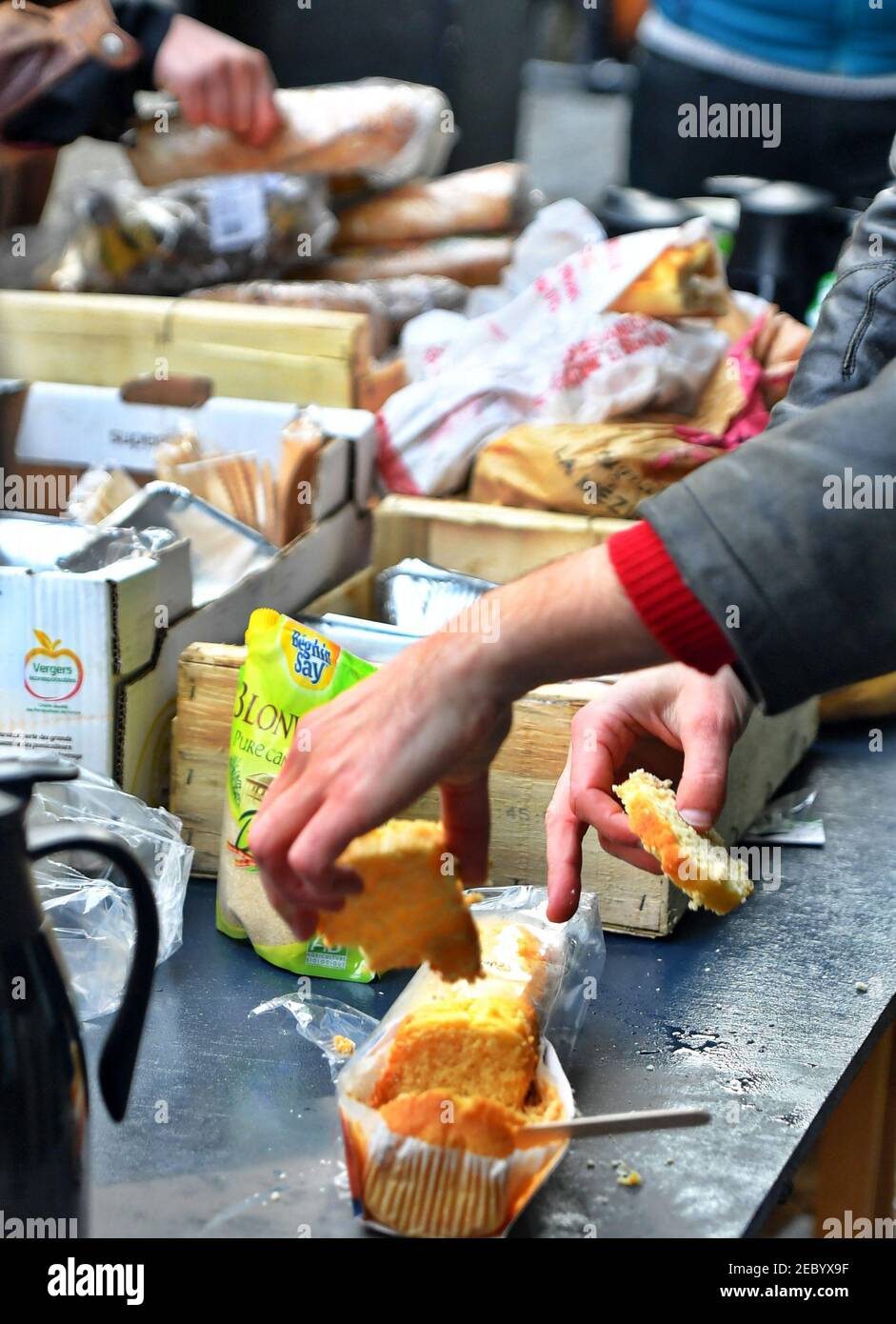 Paris, Frankreich. Februar 2021, 12th. Die Schüler erhalten am 12. Februar 2021 in einer Lebensmittelbank am Boulevard Raspail in Paris, Frankreich, Essen und Obst. Studenten der Universität stehen vor schwierigen Umständen aufgrund der erhöhten Lebenshaltungskosten, hohen Mieten und Arbeitslosigkeit inmitten der Covid-19-Pandemie Obwohl die französischen Behörden allen Studenten Mahlzeiten für nur 1 € versprochen haben, warten viele weiterhin in langen Schlangen auf Nahrungsmittelhilfe. Photo ky Karim Ait Adjedjou/Avenir Pictures/ABACAPRESS.COM Quelle: Abaca Press/Alamy Live News Stockfoto