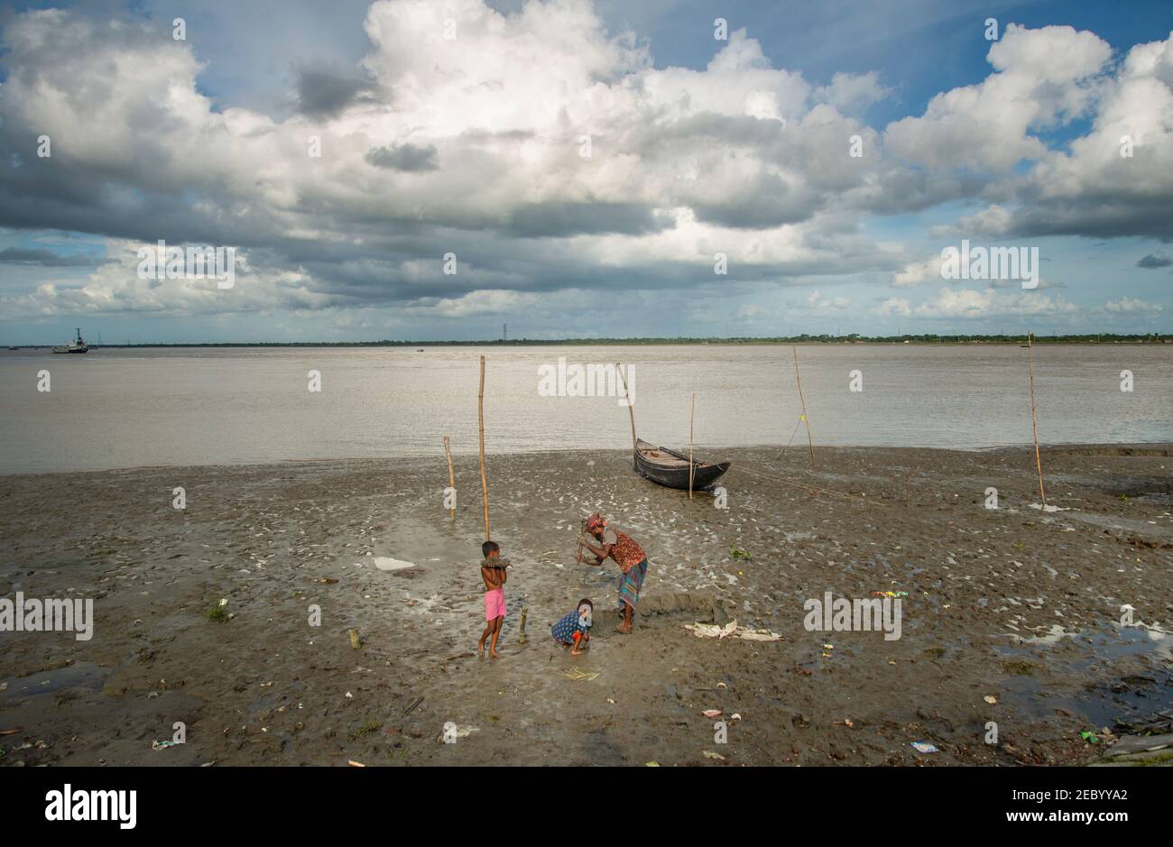 Kinder spielen am Flussufer. Stockfoto
