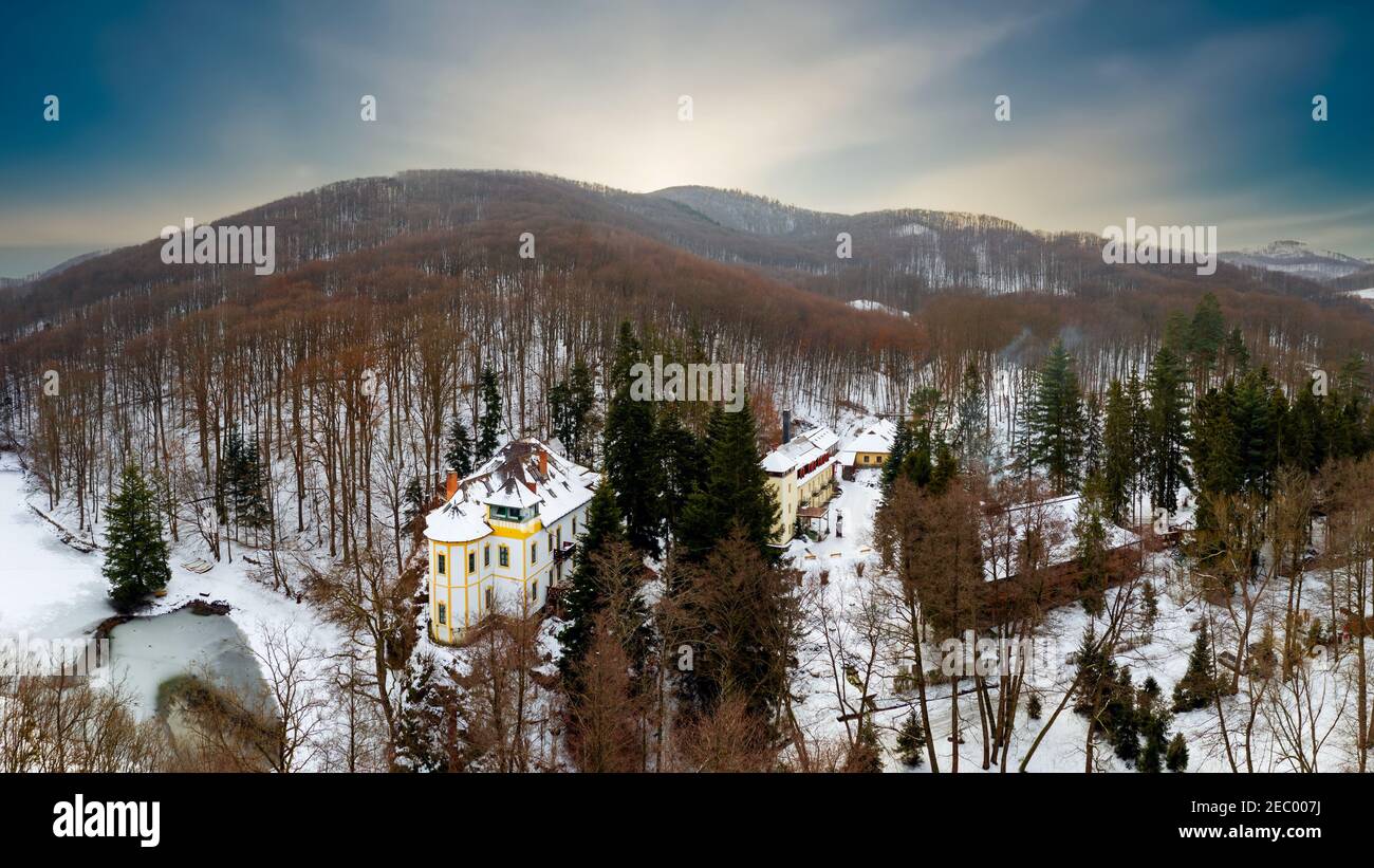 Kokapu Jagdschloss in der Nähe von nagyhuta Stadt in Ungarn. Tolles Wandergebiet. Fantastische Naturstimmung. Versteckte Juwelen in Zemplen Bergen Stockfoto
