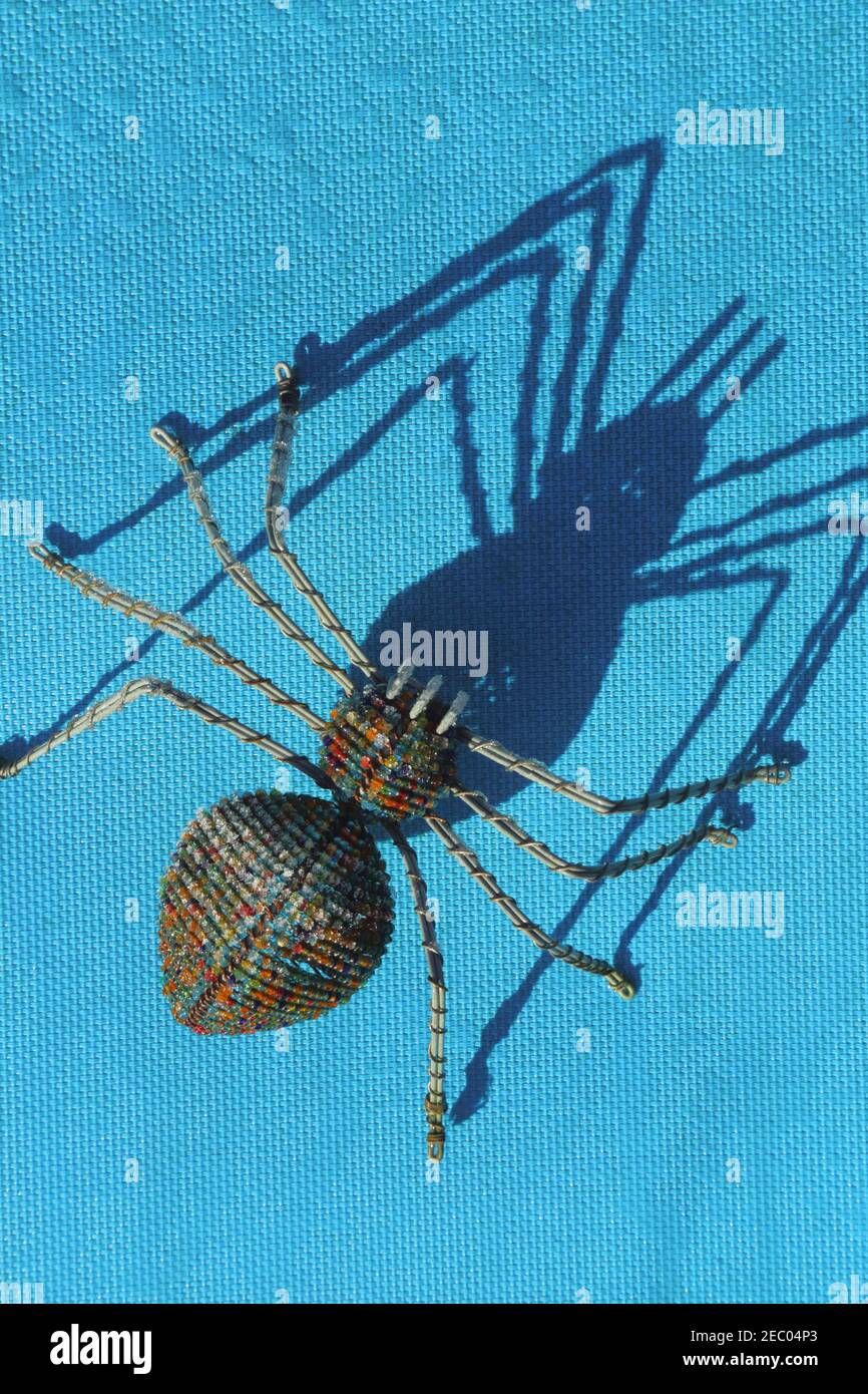 Spinne aus Draht mit langem Schatten Stockfoto