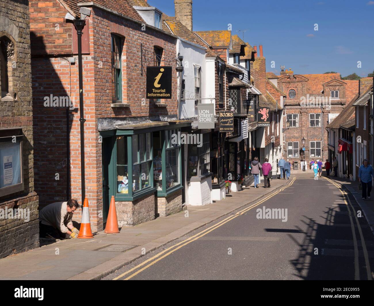 Lion Street, Rye, Sussex. Eine der malerischen Straßen mit malerischen historischen Geschäften und Häusern in der Altstadt von Rye gesäumt. Stockfoto