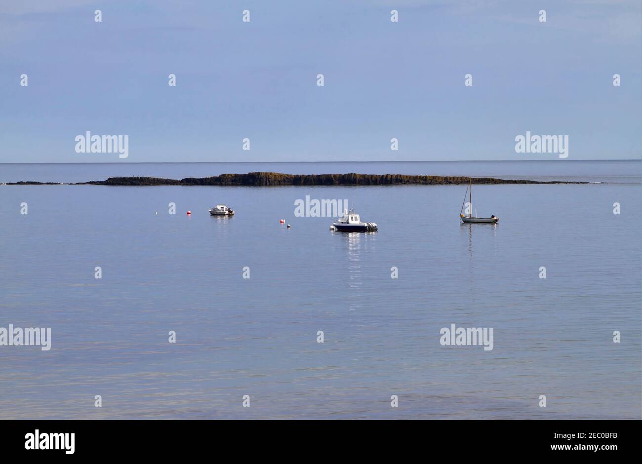 Boote vor Anker in Newton Haven at Low Newton-by-the-Sea, Northumberland. Stockfoto