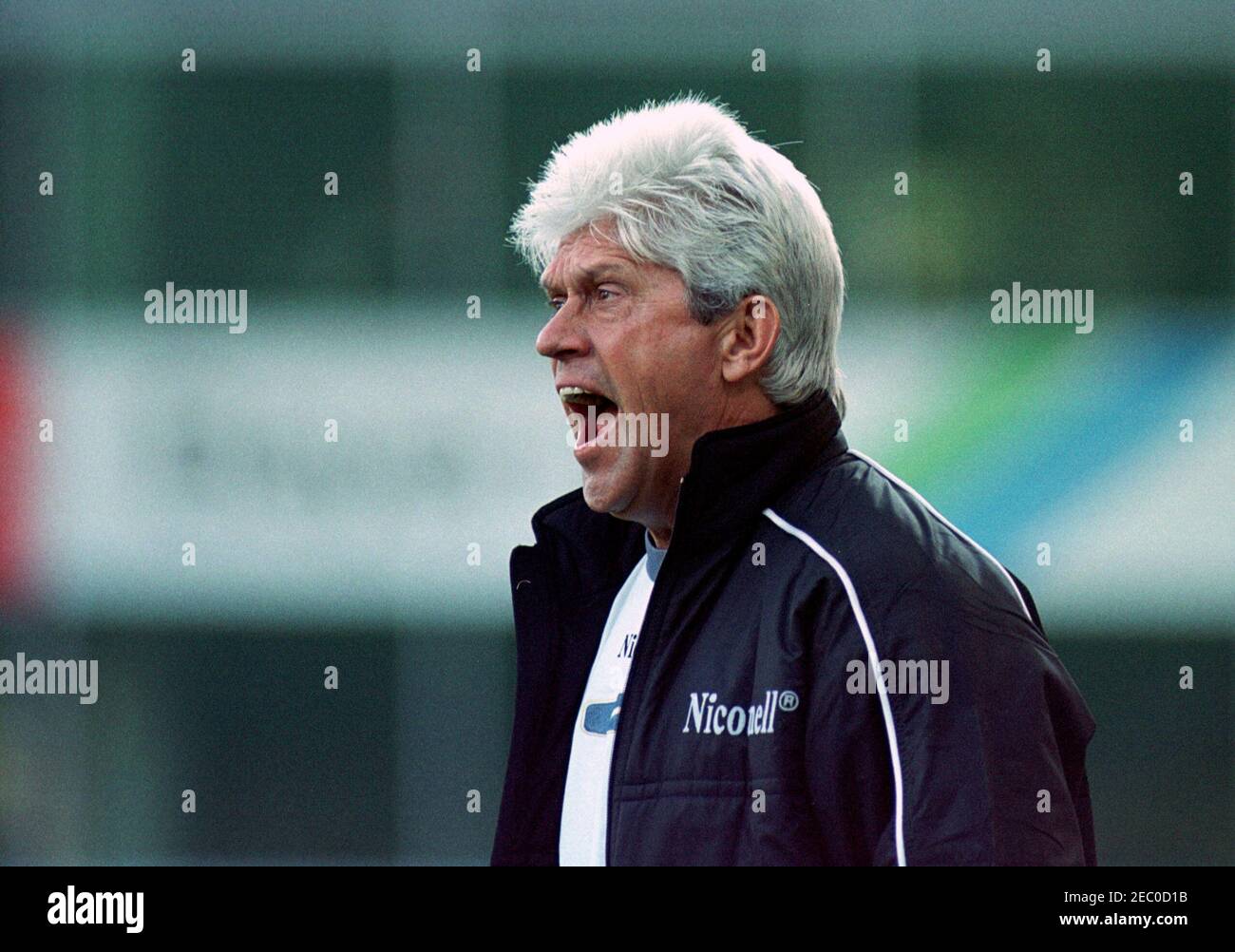 Leverkusen Deutschland 30,10.1999, Fußball: Bundesliga-Saison 1999/2000 Bayer 04 Leverkusen (B04, rot) gegen TSV 1860 München (TSV, blau) 1:1 - Werner LORANT (TSV) Stockfoto