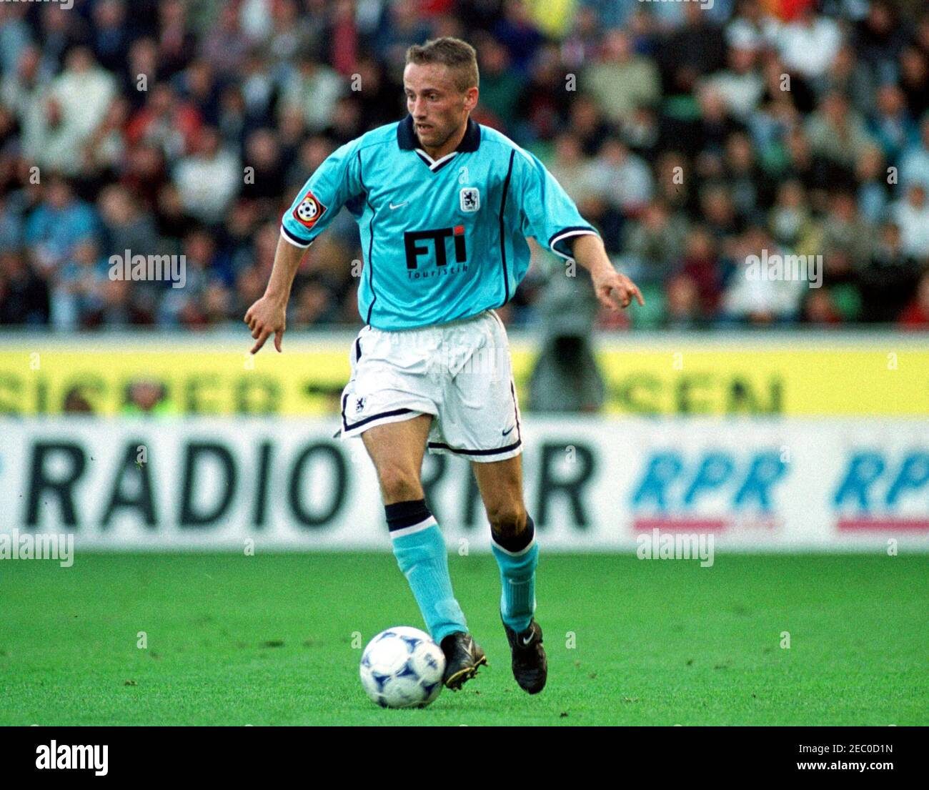 Leverkusen Deutschland 30,10.1999, Fußball: Bundesliga-Saison 1999/2000 Bayer 04 Leverkusen (B04, rot) gegen TSV 1860 München (TSV, blau) 1:1 - Roman TYCE (TSV) Stockfoto