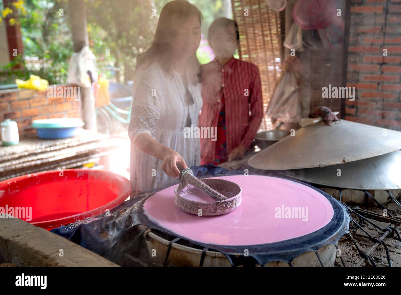 Ninh Kieu District, Can Tho City, Vietnam-Februar 7, 2021: Bilder von den Stadien der Reiskuchen Beschichtung berühmte Nudeln in Can Tho City, VN zu machen Stockfoto