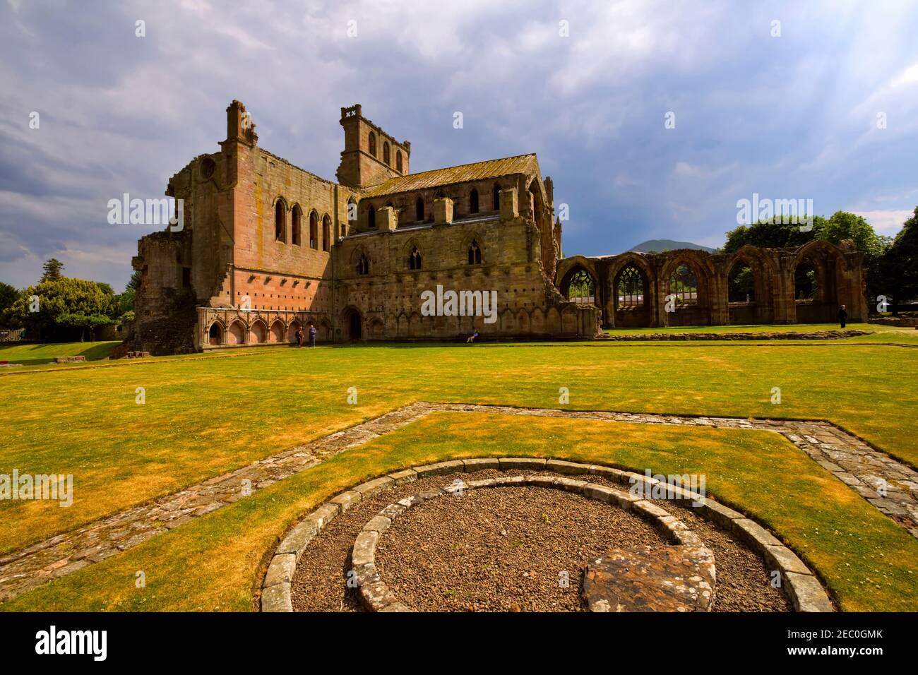 Ruinen der Melrose Abbey, Schottland. Melrose Abbey wurde im 12th. Jahrhundert von Zisterziensermönchen aus Rievaulx in Yorkshire gegründet. Stockfoto