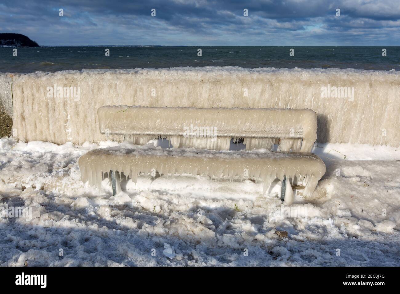 Gefrorenes Meerwasser ist an der Mole vom Leuchtturm Travemünde in Lübeck-Travemünde zu sehen. Stockfoto
