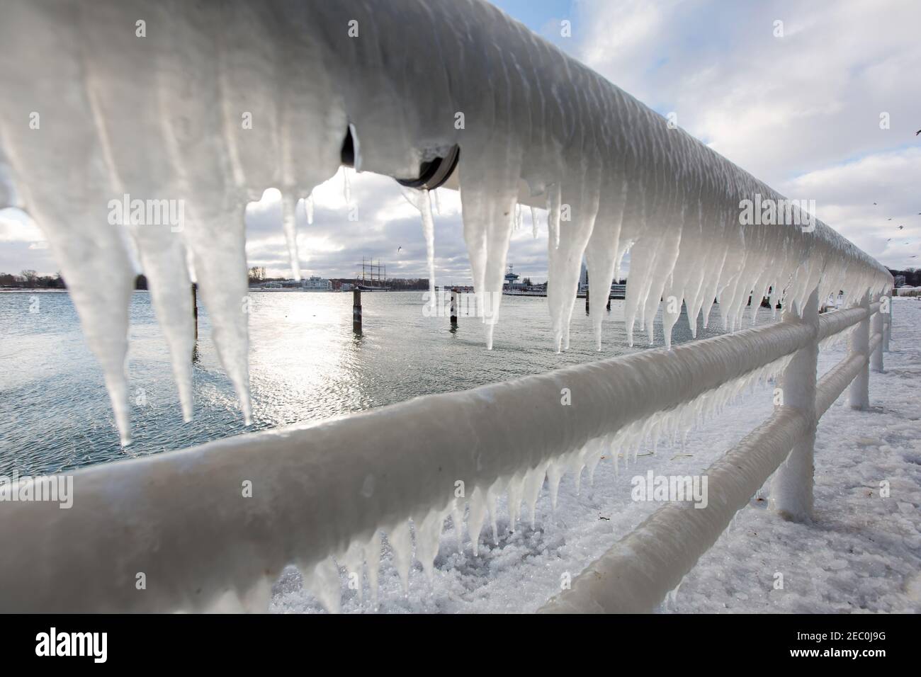 Gefrorenes Meerwasser ist an der Mole vom Leuchtturm Travemünde in Lübeck-Travemünde zu sehen. Stockfoto