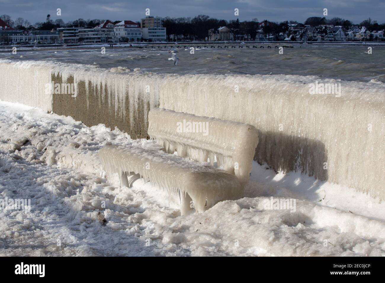 Gefrorenes Meerwasser ist an der Mole vom Leuchtturm Travemünde in Lübeck-Travemünde zu sehen. Stockfoto