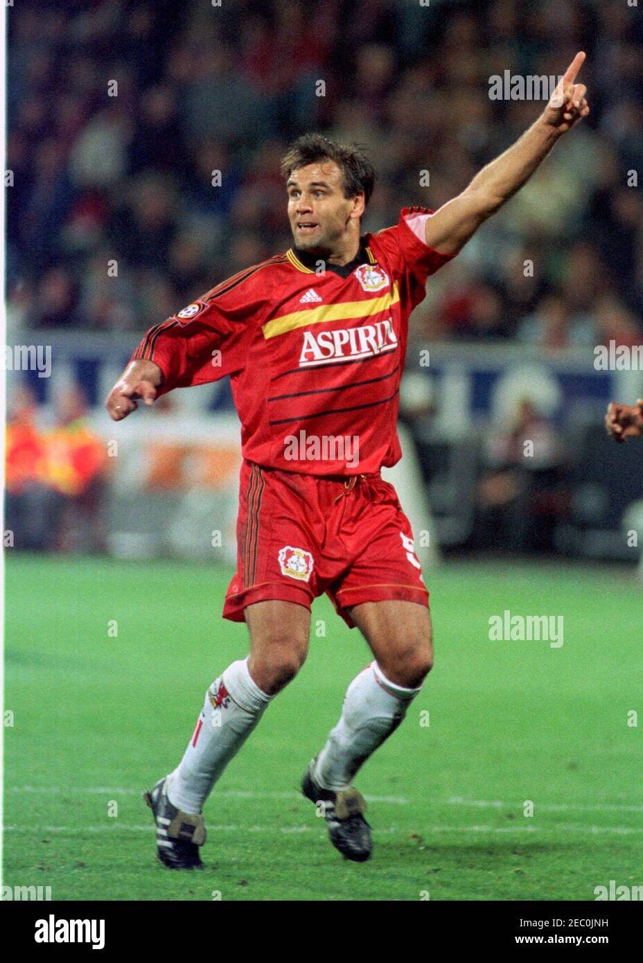 Leverkusen Deutschland 5,10.1999, Fußball: Bundesliga-Saison 1999/2000 Bayer 04 Leverkusen (B04, rot) gegen SSV Ulm (SSV, weiß) 4:1 - Ulf KIRSTEN (B04) Stockfoto