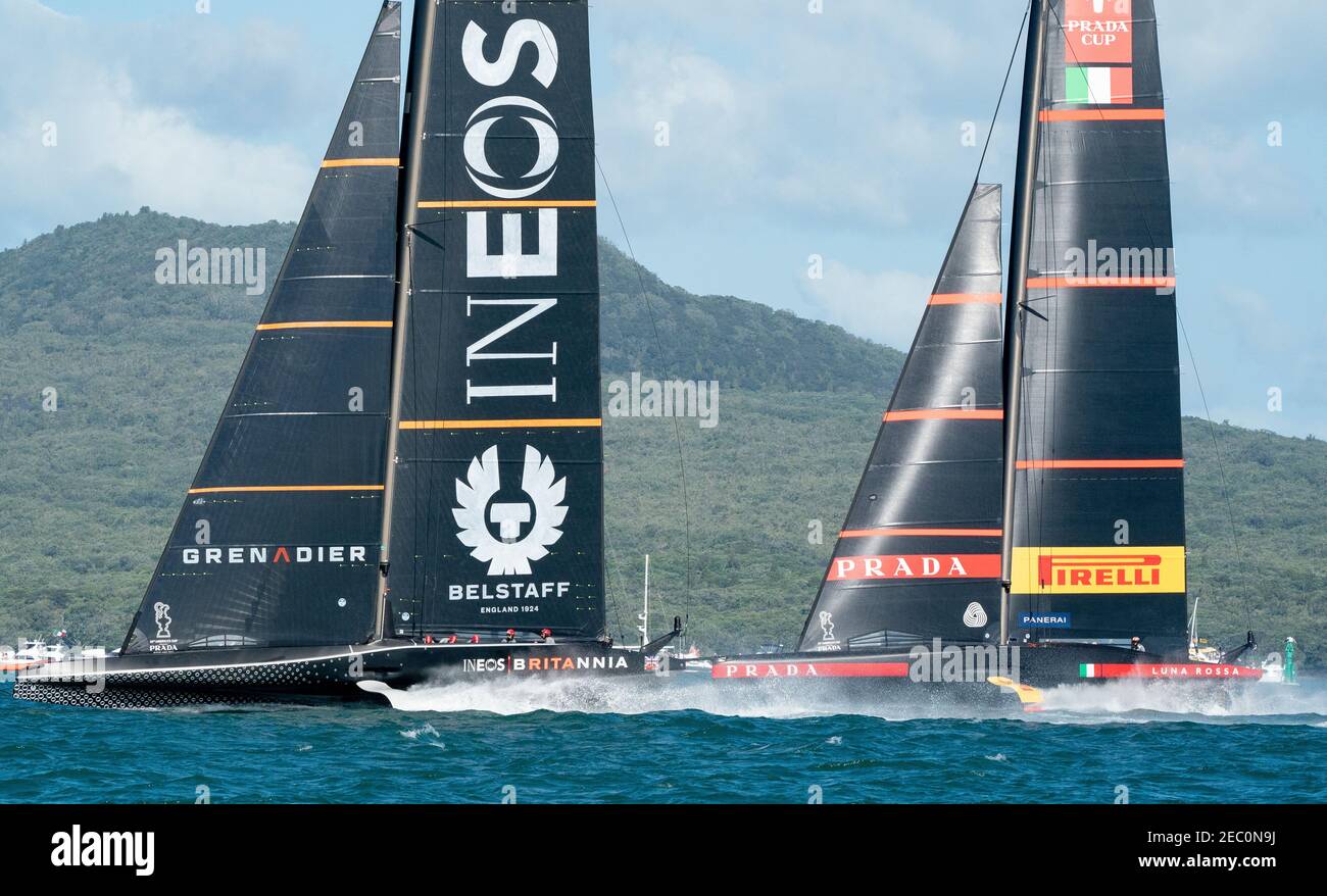 Auckland, Neuseeland, 13. Februar 2021 - das italienische Team Luna Rossa Prada Pirelli, gemeinsam von Francesco Bruni und Jimmy Spithill und der Britannia des INEOS Teams UK, mit Sir Ben Ainslie, in Aktion während ihres zweiten Rennens im Prada Cup Final im Waitemata Harbour in Auckland. Das italienische Team gewann beide Rennen und führte 2-0 an.Credit: Rob Taggart/Alamy Live News Stockfoto