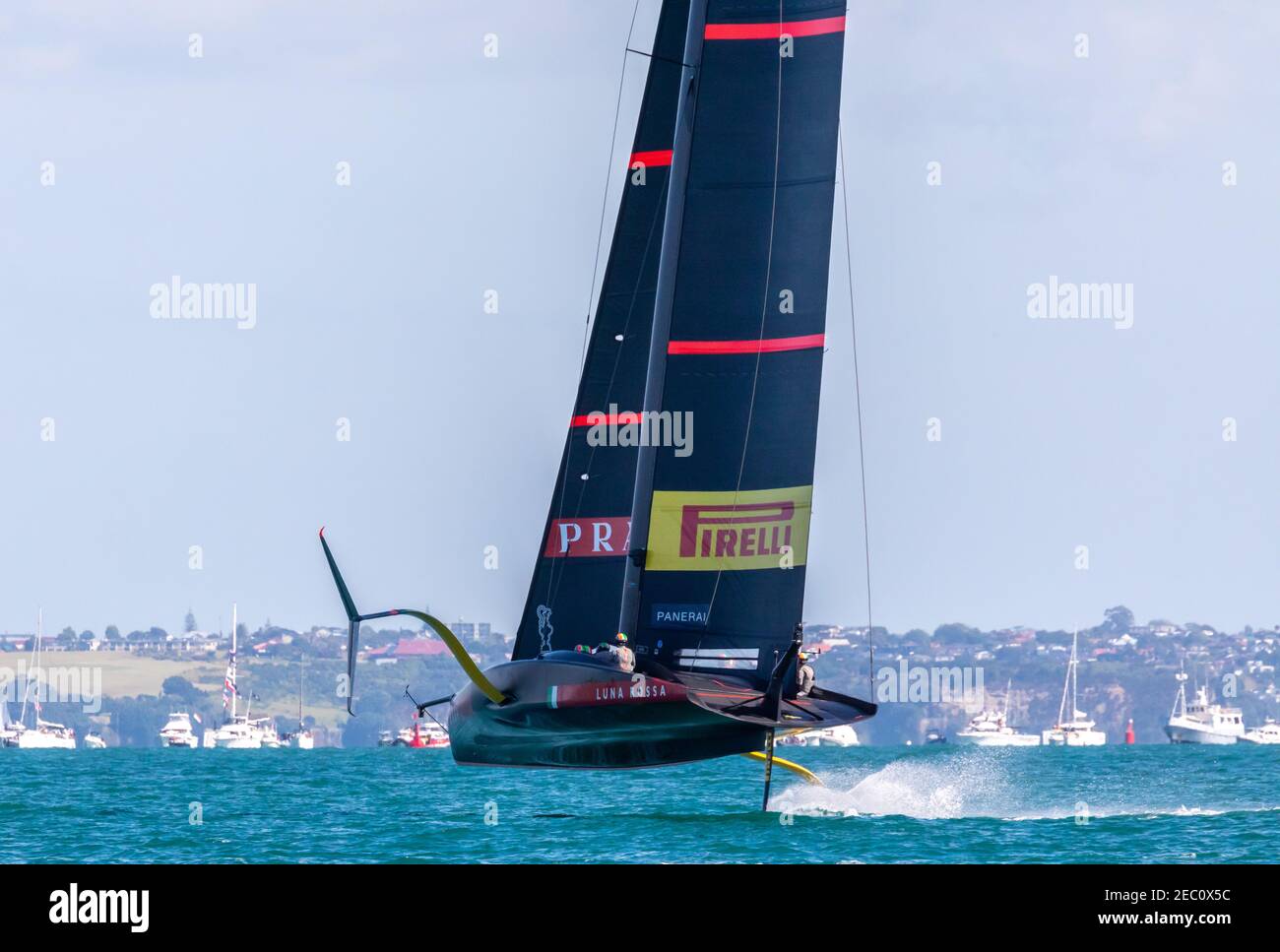 Auckland, Neuseeland. Februar 2021, 13th. Luna Rossa Prada Pirelli im Finale des Prada Cups. Auckland, Neuseeland, 13th. Februar 2021. Credit Neil Farrin/Alamy Live News Stockfoto