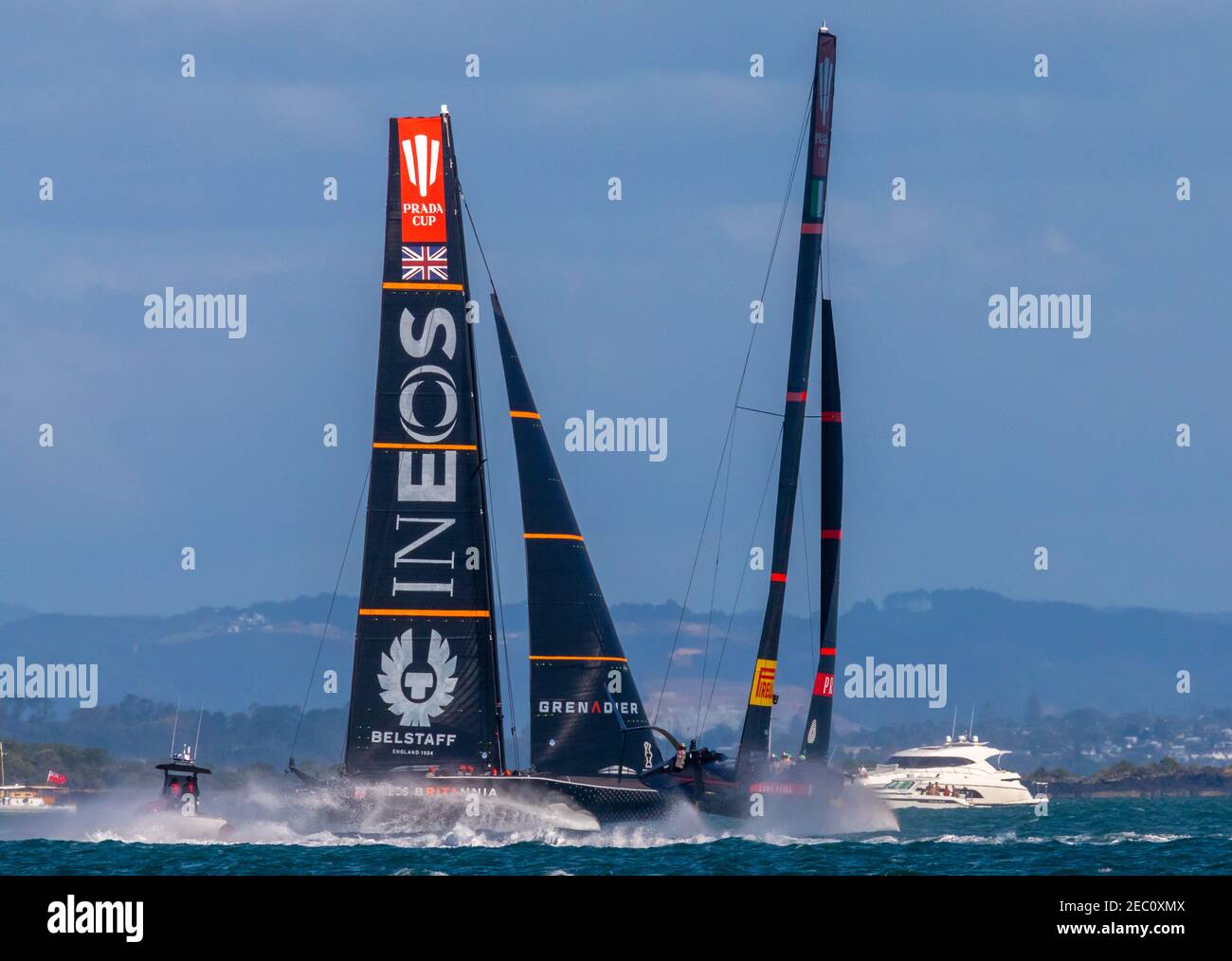 Auckland, Neuseeland. Februar 2021, 13th. INEOS Team UK und Luna Rossa Prada Pirelli im Finale des Prada Cups. Auckland, Neuseeland, 13th. Februar 2021. Credit Neil Farrin/Alamy Live News Stockfoto