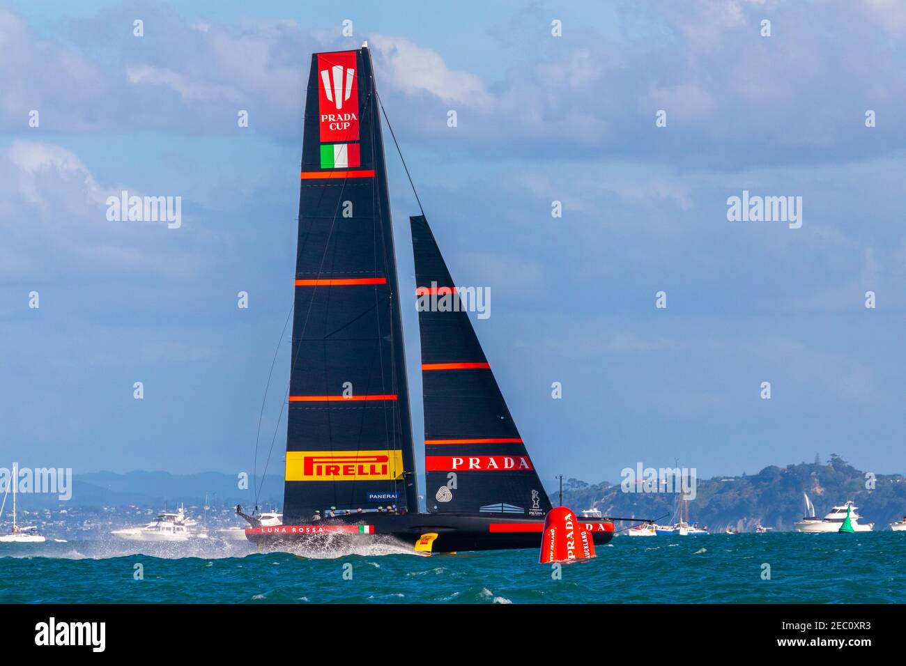 Auckland, Neuseeland. Februar 2021, 13th. Luna Rossa Prada Pirelli überquert die Ziellinie in der 2nd Etappe des Finales des Prada Cups. Auckland, Neuseeland, 13th. Februar 2021. Credit Neil Farrin/Alamy Live News Stockfoto