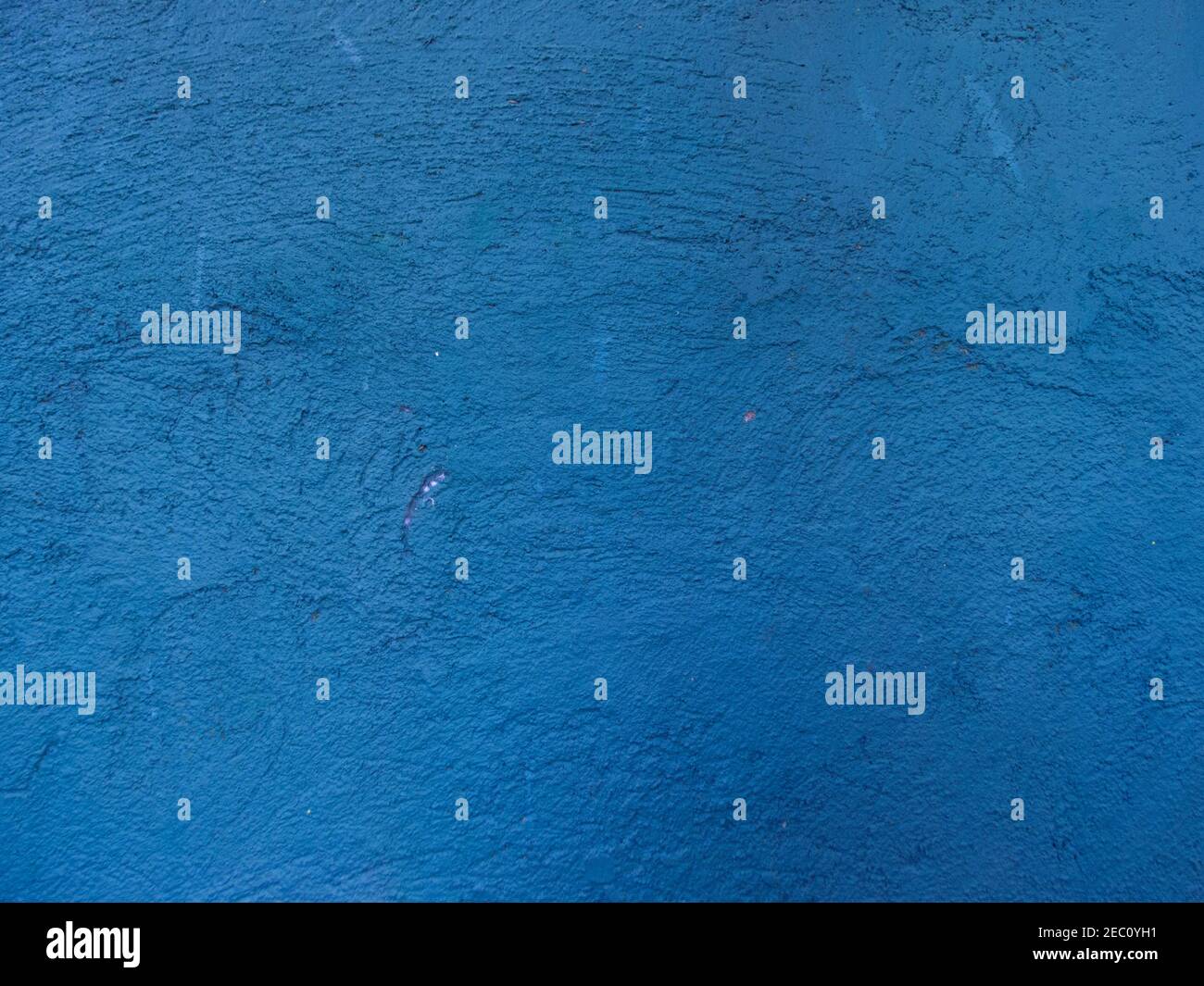 Blau gemalte Gips Wand Foto Hintergrund. Alte Wand Risse Foto Textur. Blaue Wand mit Flecken und Körnung. Rustikale alte Oberfläche. Vintage-Backgro Stockfoto