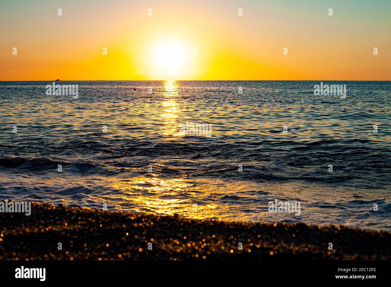 Roter Sonnenuntergang über dem Meer. Wunderschöner Sonnenuntergang. Tyrrhenisches Meer Sonnenuntergang in Kalabrien, Italien. Stockfoto