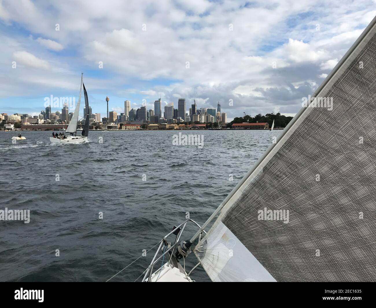 Beeindruckende Skyline von Sydney aus dem Bug eines Segelbootes. Panoramablick Stockfoto