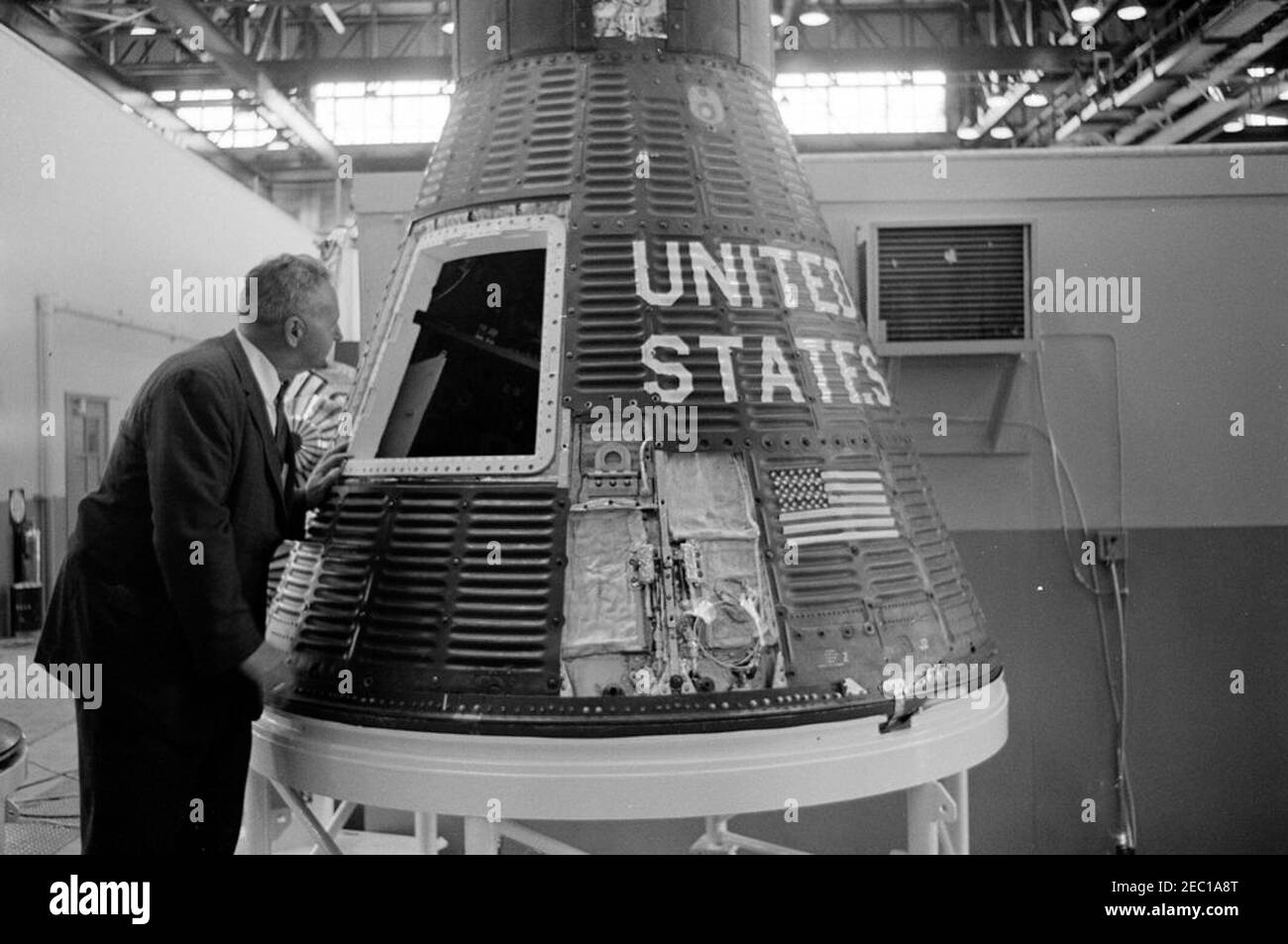 Besichtigung der NASA-Installationen: Cape Canaveral Florida, 2:31pm Uhr. White House Secret Service Agent, John J. u201cMuggsyu201d Ou2019Leary, schaut in Mercury Raumschiff Kapsel #19 im Hangar S, während Präsident John F. Kennedyu0027s Besuch in Cape Canaveral Air Force Station, Cape Canaveral, Florida. Präsident Kennedy besuchte Cape Canaveral im Rahmen einer zweitägigen Inspektionsreise durch die Feldinstallationen der National Aeronautics and Space Administration (NASA). Stockfoto