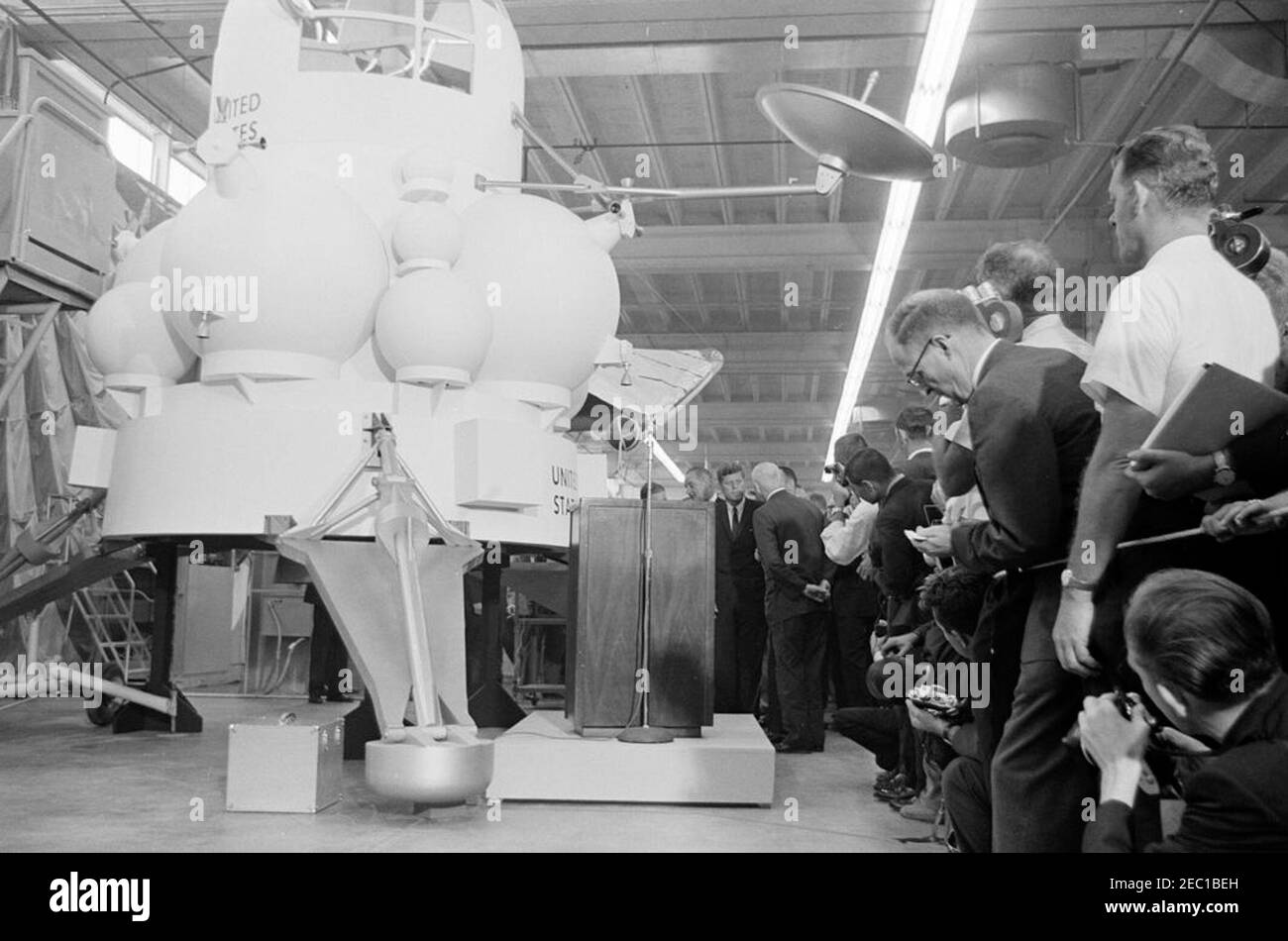 Besichtigung der NASA-Installationen: Houston, Texas, NASA Rich Building, Abfahrt, 11:10am Uhr. Präsident John F. Kennedy (Mitte rechts) führt Raumfahrzeuge in einem Hangar im Rich Building des bemannten Raumschiffszentrums, Houston, Texas; astronautenkommandant Alan B. Shepard, Jr. (meist versteckt, rechts von Präsident Kennedy), beschreibt den Präsidenten auf einem Modell des Mondlanders, auch bekannt als u0022the Bug.u0022.auch im Bild: Administrator der National Aeronautics and Space Administration (NASA), Dr. James E. Webb; Vizepräsident Lyndon B. Johnson; Direktor der bemannten Raumsonde Stockfoto