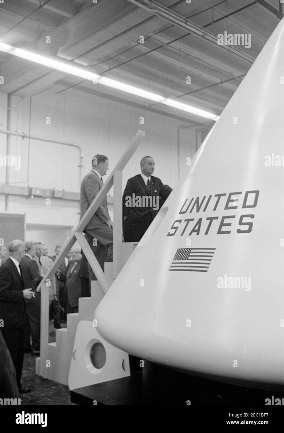 Besichtigung der NASA-Installationen: Houston, Texas, NASA Rich Building, Abfahrt, 11:10am Uhr. Vice President Lyndon B. Johnson sieht ein Modell eines Apollo-Kommandomoduls während der Tour von Präsident John F. Kennedyu0027s durch Raumfahrzeuge in einem Hangar im Rich Building des bemannten Raumschiffszentrums, Houston, Texas; Dr. James E. Webb, Administrator der National Aeronautics and Space Administration (NASA), steht mit dem Vizepräsidenten auf der Treppe. Ebenfalls abgebildet: Militärhilfe an den Präsidenten, General Chester V. Clifton; Senator Alexander Wiley (Wisconsin). Präsident Kennedy besuchte das Hotel Stockfoto