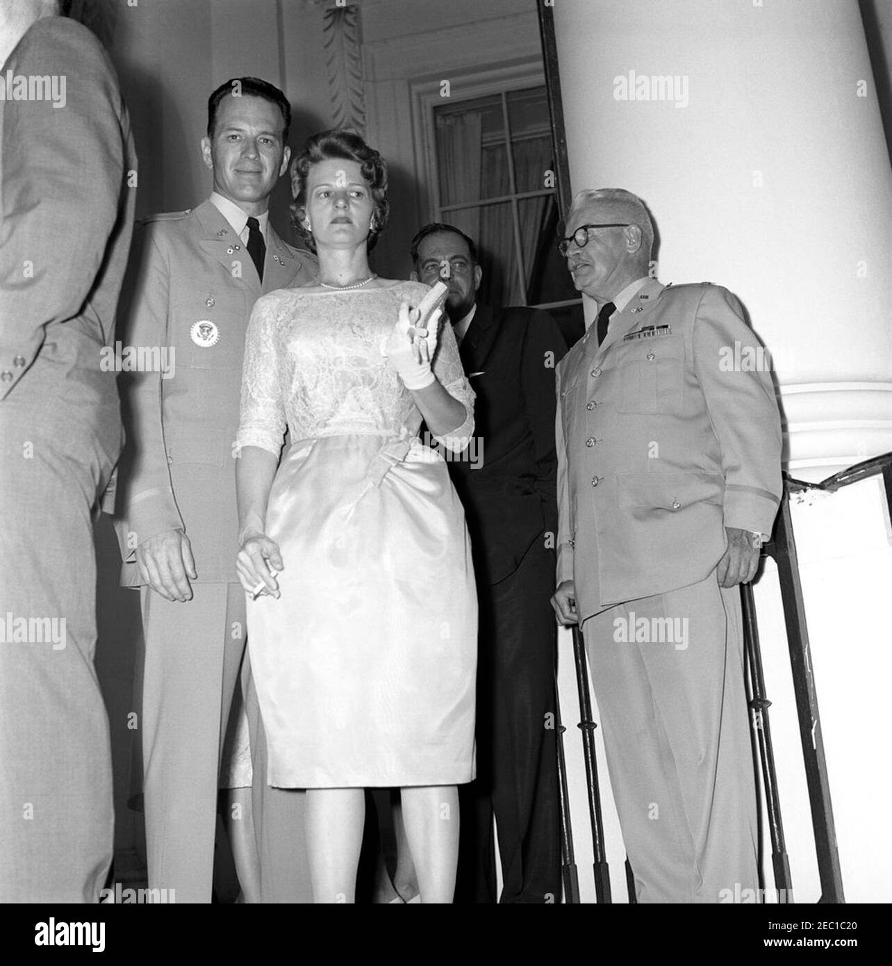 Militärempfang im Weißen Haus, 6:00pm Uhr. Gäste nehmen an einem Militärempfang im Weißen Haus Teil. Von links nach rechts: Offizier der White House Communications Agency (WHCA), Captain Jack Rubley, und seine Frau Bernice Rubley; nicht identifiziert (hinten); Chef der WHCA, Oberst George J. McNally. South Portico, White House, Washington, D.C. [Foto von Harold Sellers] Stockfoto