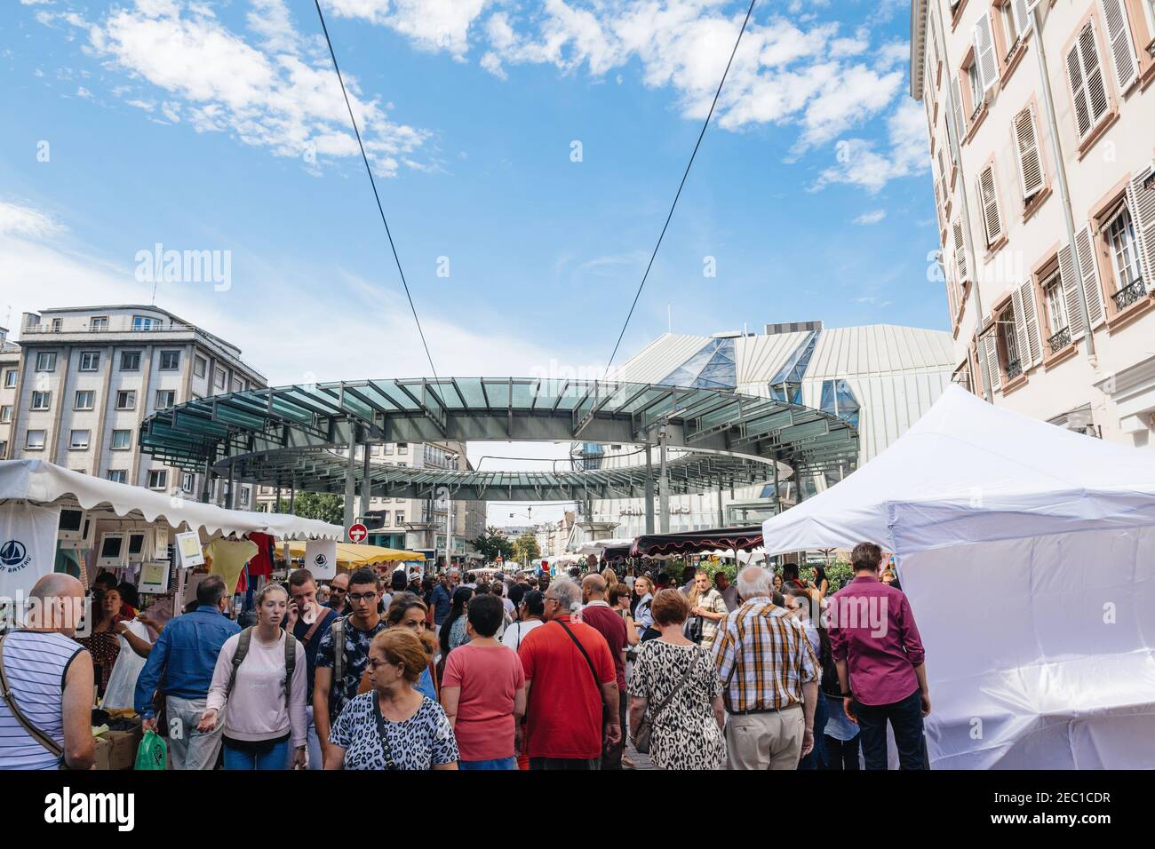 Straßburg, Frankreich - 29. Juli 2017: Große Menschenmenge, die auf der Straßenbahnhaltestelle Homme de Fer und Printemps Store während der Grande Braderie Straßenmesse jährlichen Verkaufsveranstaltung läuft - Leben vor dem covid Stockfoto