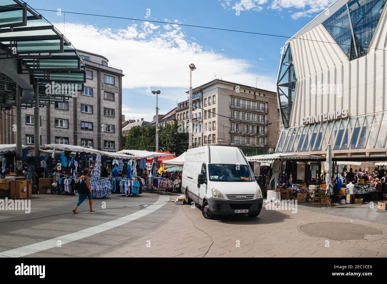 Straßburg, Frankreich - 29. Juli 2017: Große Menschenmenge, die auf der Straßenbahnhaltestelle Homme de Fer und Printemps Store während der Grande Braderie Straßenmesse jährlichen Verkaufsveranstaltung läuft - Iveco van geparkt Stockfoto