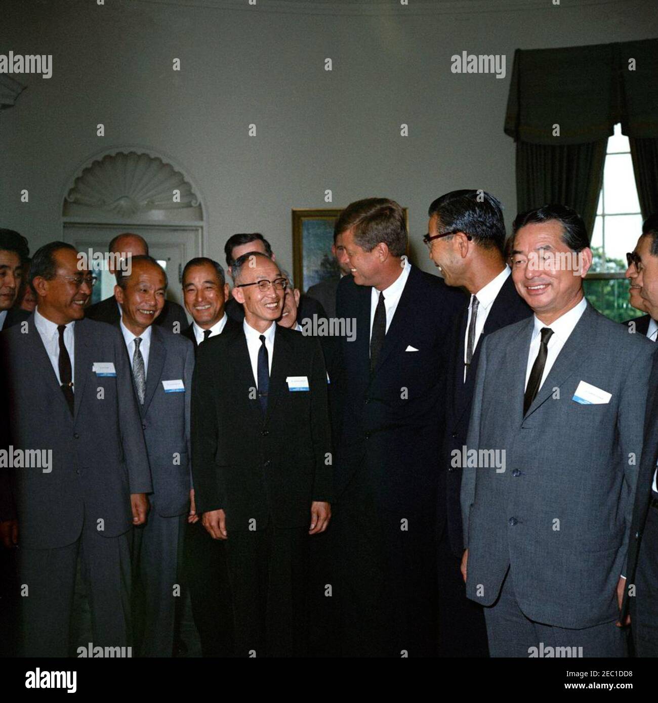 Besuch von Mitgliedern des US-japanischen Wissenschaftlichen Komitees, 12:12pm Uhr. Präsident John F. Kennedy besucht mit Mitgliedern des Ausschusses für wissenschaftliche Zusammenarbeit zwischen den USA und Japan. Von links nach rechts: Präsident des Wissenschaftsrats von Japan, Dr. Kiyoo Wadachi (am Rand des Rahmens); Wissenschaftsberater für das US-Außenministerium, Dr. Walter G. Whitman (hinten, meist versteckt); Professor an der Universität von Tokio, Dr. Chu016bji Tsuboi; nicht identifiziert; Präsident der Carnegie Institution von Washington, Dr. Caryl P. Haskins (hinten, meist versteckt); Botschafter Japans, Koichiro Asakai; Vorsitzender des Komitees Stockfoto